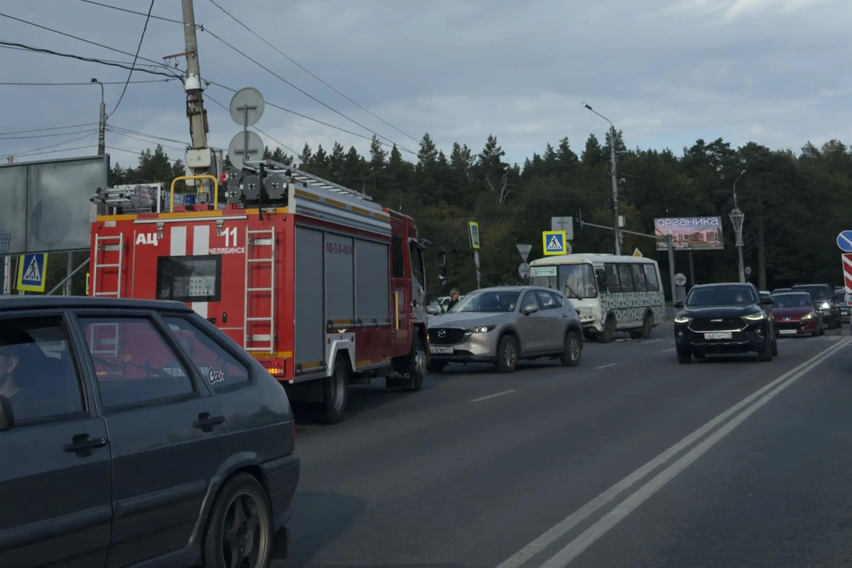ДТП с маршруткой на плотине Челябинска спровоцировало затор*1
