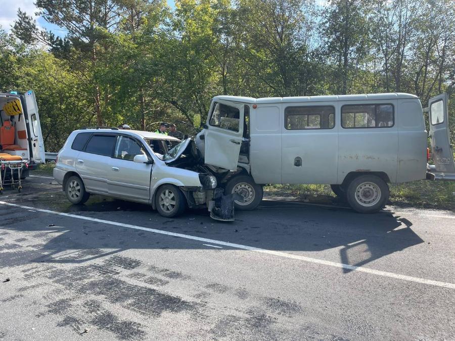 Пожилой водитель иномарки погиб после столкновения со стоящим УАЗом в Трехгорном*