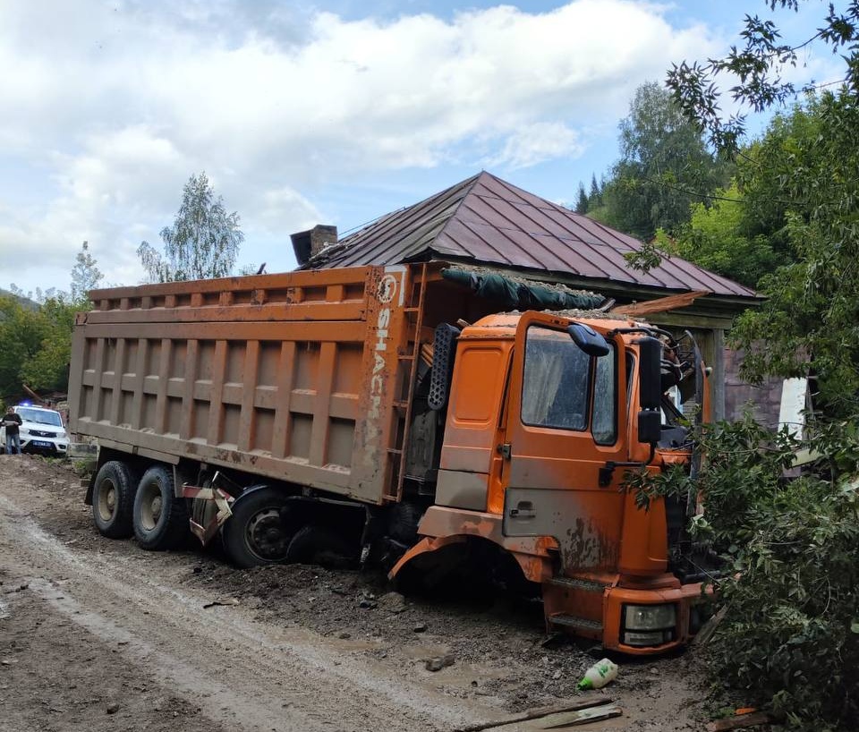 Грузовик врезался в жилой дом в Челябинской области*