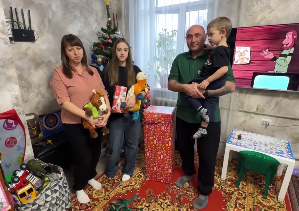 Алексей Текслер исполнил новогодние мечты детей из Донбасса*