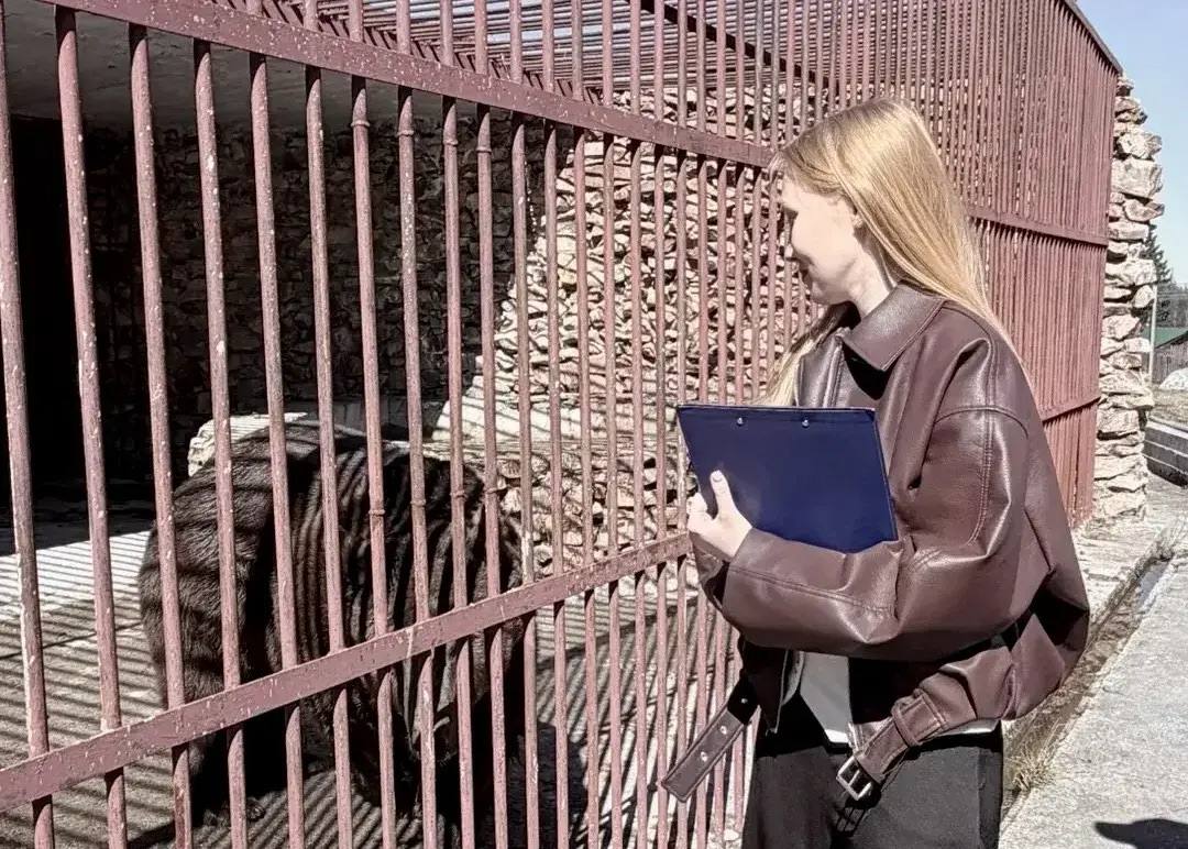 В Челябинской области к спасенному медведю Степану пришли сотрудники прокуратуры*