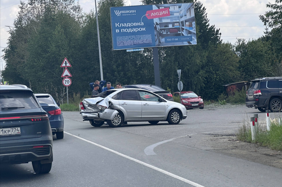 На въезде в Челябинск столкнулись несколько автомобилей*1