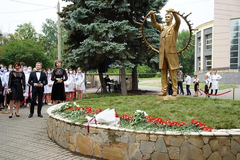 В Челябинске открыли памятник медикам, спасшим тысячи жизней от ковида