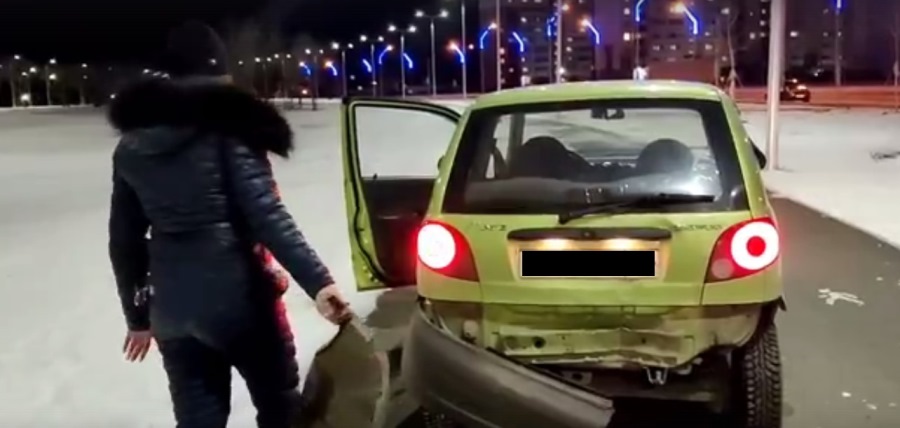В Магнитогорске автоледи на Matiz снесла дорожный знак в парке