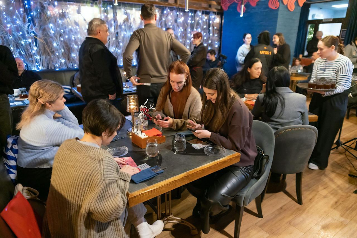 От яиц до дрели: челябинки рассказали о худших подарках на первом свидании*