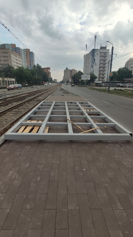 В Челябинске над трамвайными остановками возводят широкие навесы от дождя