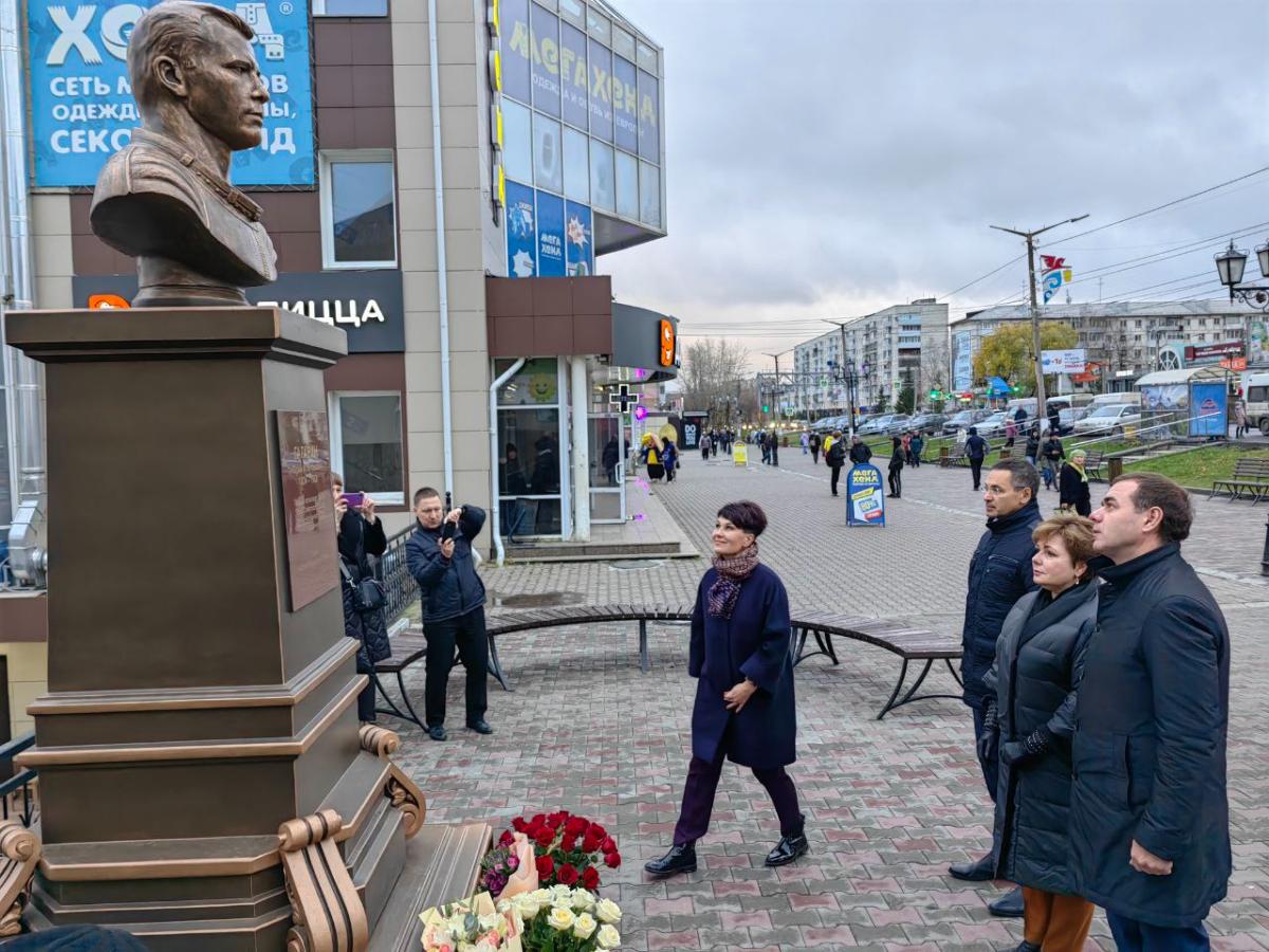 Памятник Юрию Гагарину в Иркутске