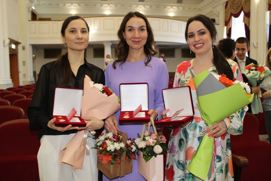 Сотрудников Челябинского театра оперы и балета наградили премией Заксобрания
