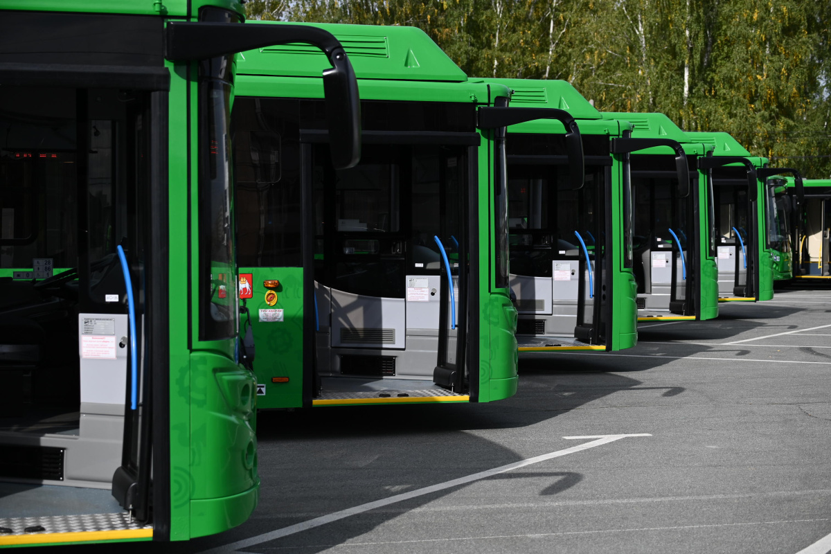 Пять автобусов с пассажирами попали под обстрел камнями в Челябинске*1