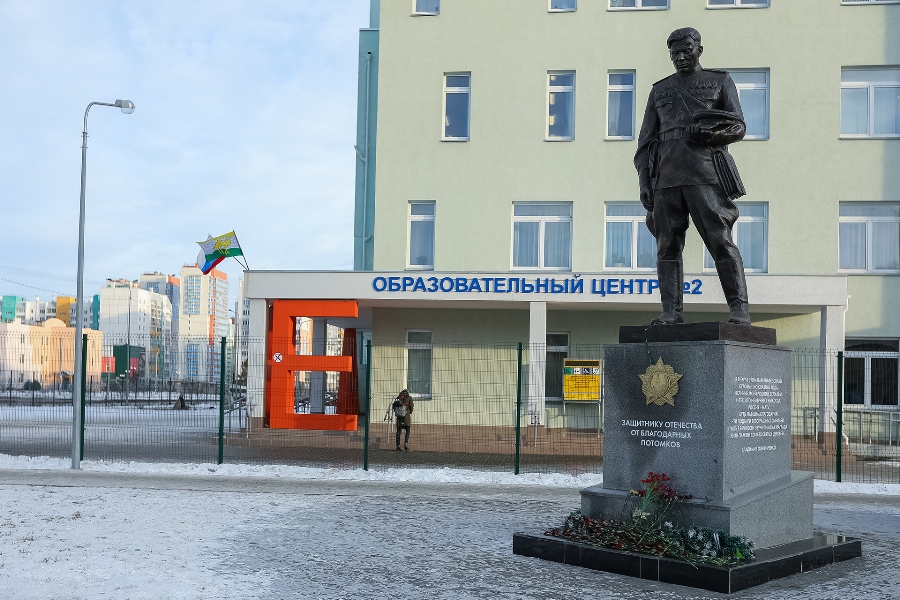 Легковушка врезалась в ограждение возле гигантской школы в Челябинске*1