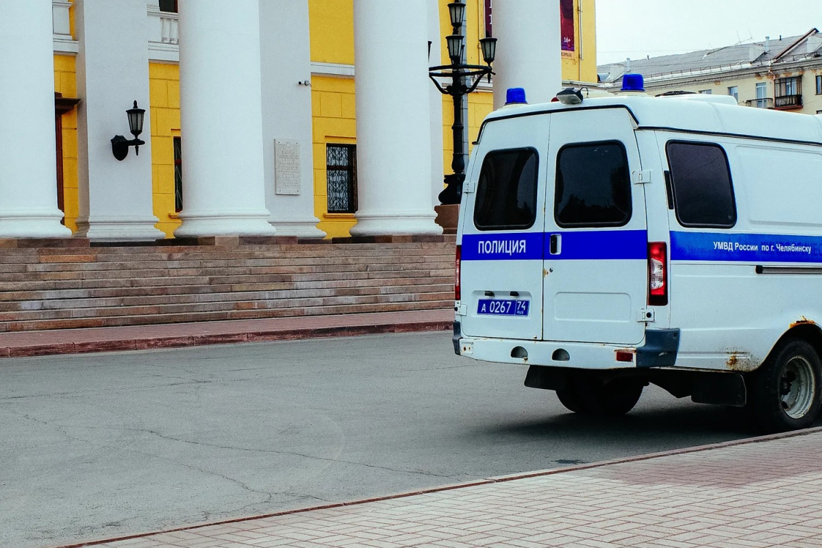Челябинец познакомился с выпившей дамой и ушёл на шопинг с её картой*