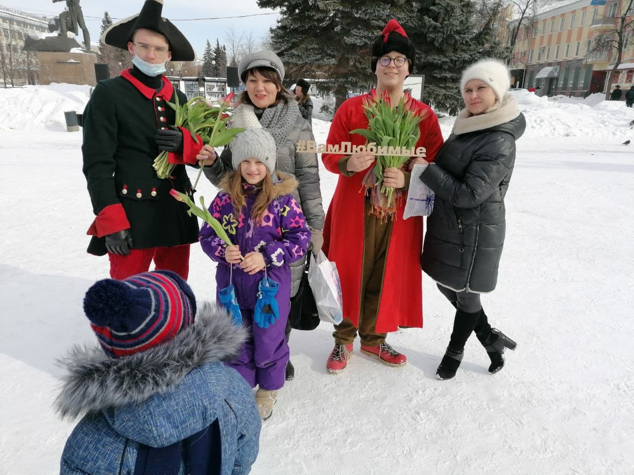 Гвардейцы устроили цветочную акцию на челябинской Кировке