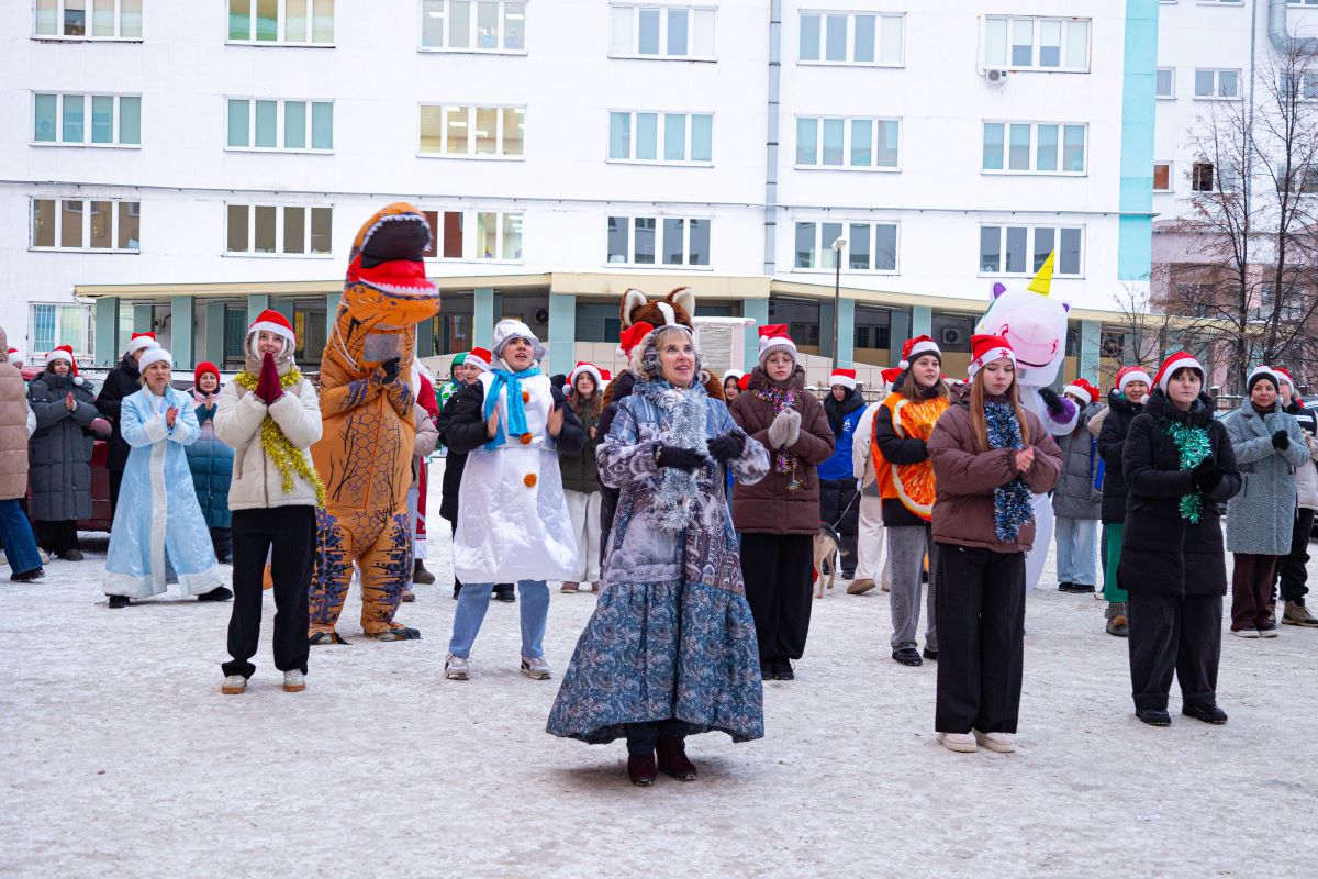 Концерт под окнами: челябинцы подарили новогоднее чудо детям с онкозаболеваниями*