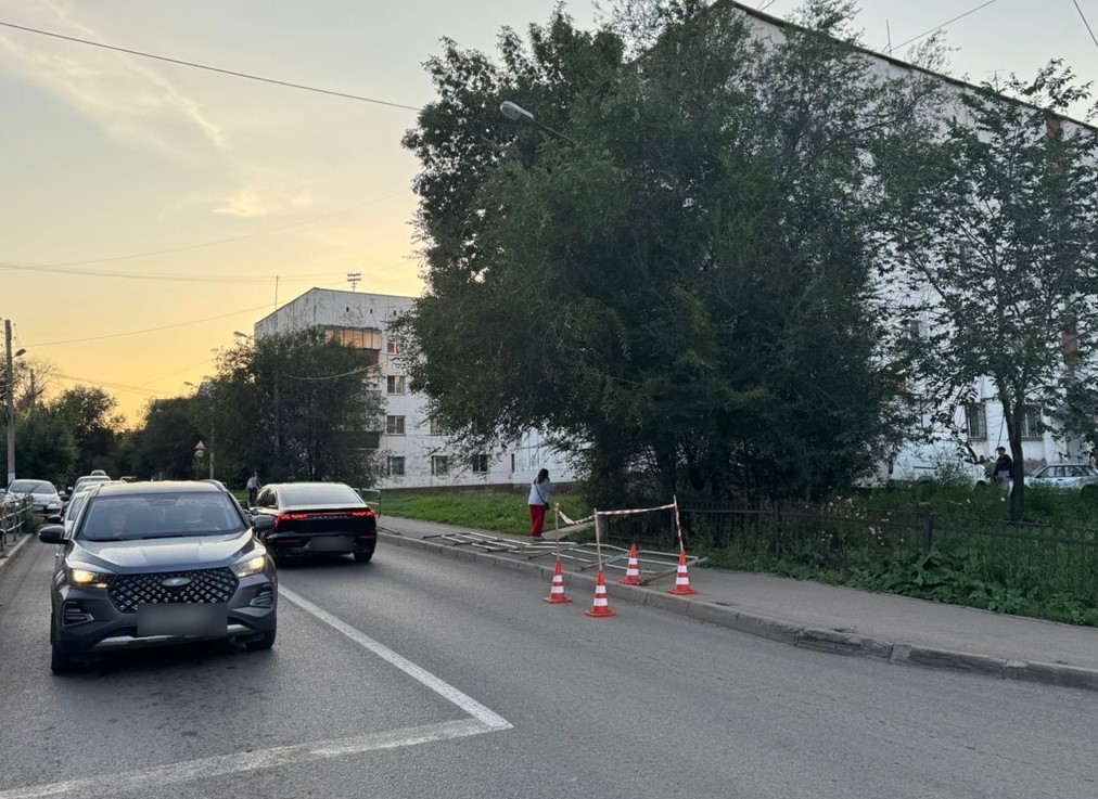 Автомобиль уронил ограждение на пешеходов в Магнитогорске*
