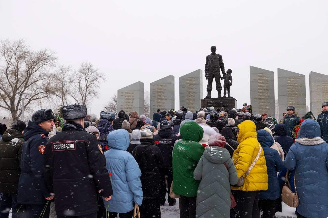 В Челябинске почтили память погибших солдат правопорядка