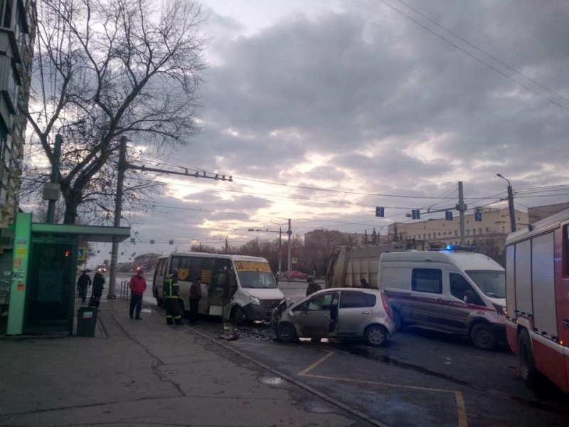 В Челябинске бесправник на малолитражке устроил ДТП с двумя маршрутками