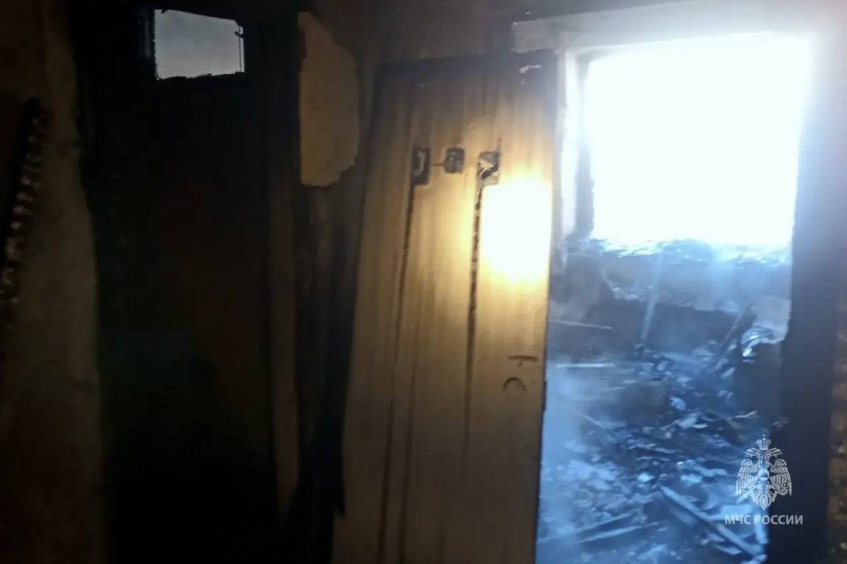 Пожарные спасли семью с младенцем из горящей квартиры в Аше*