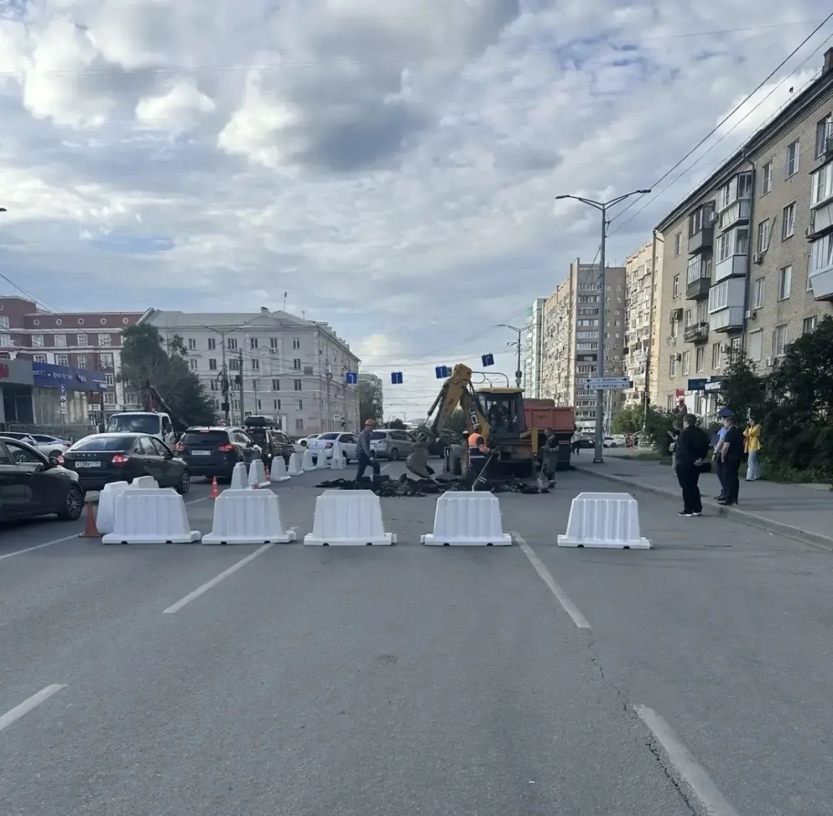 Проезд по перекрестку в Челябинске ограничили из-за просевшего асфальта*1