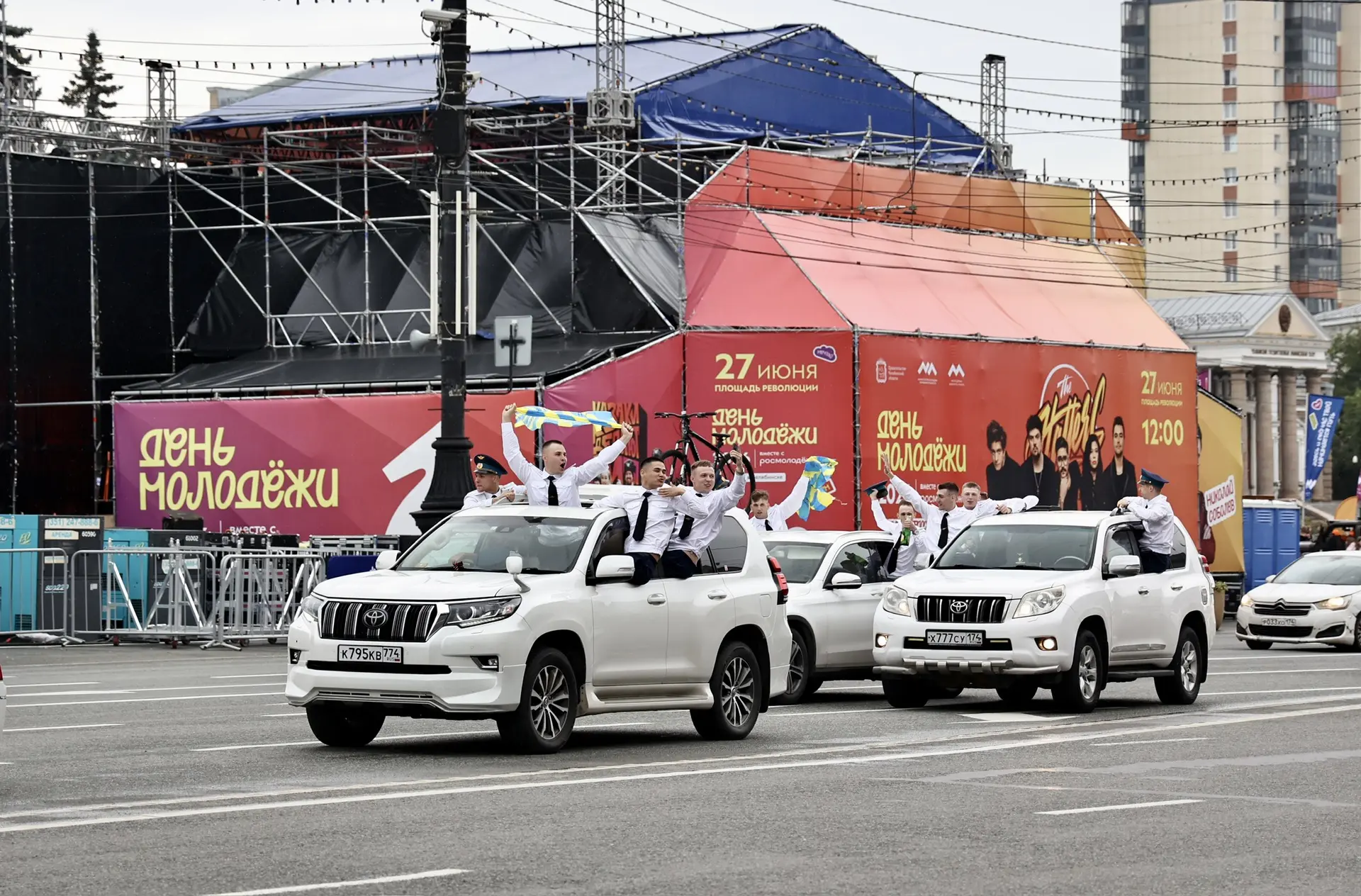 Восемь пар сыграли свадьбу на главной сцене Дня молодёжи в Челябинске