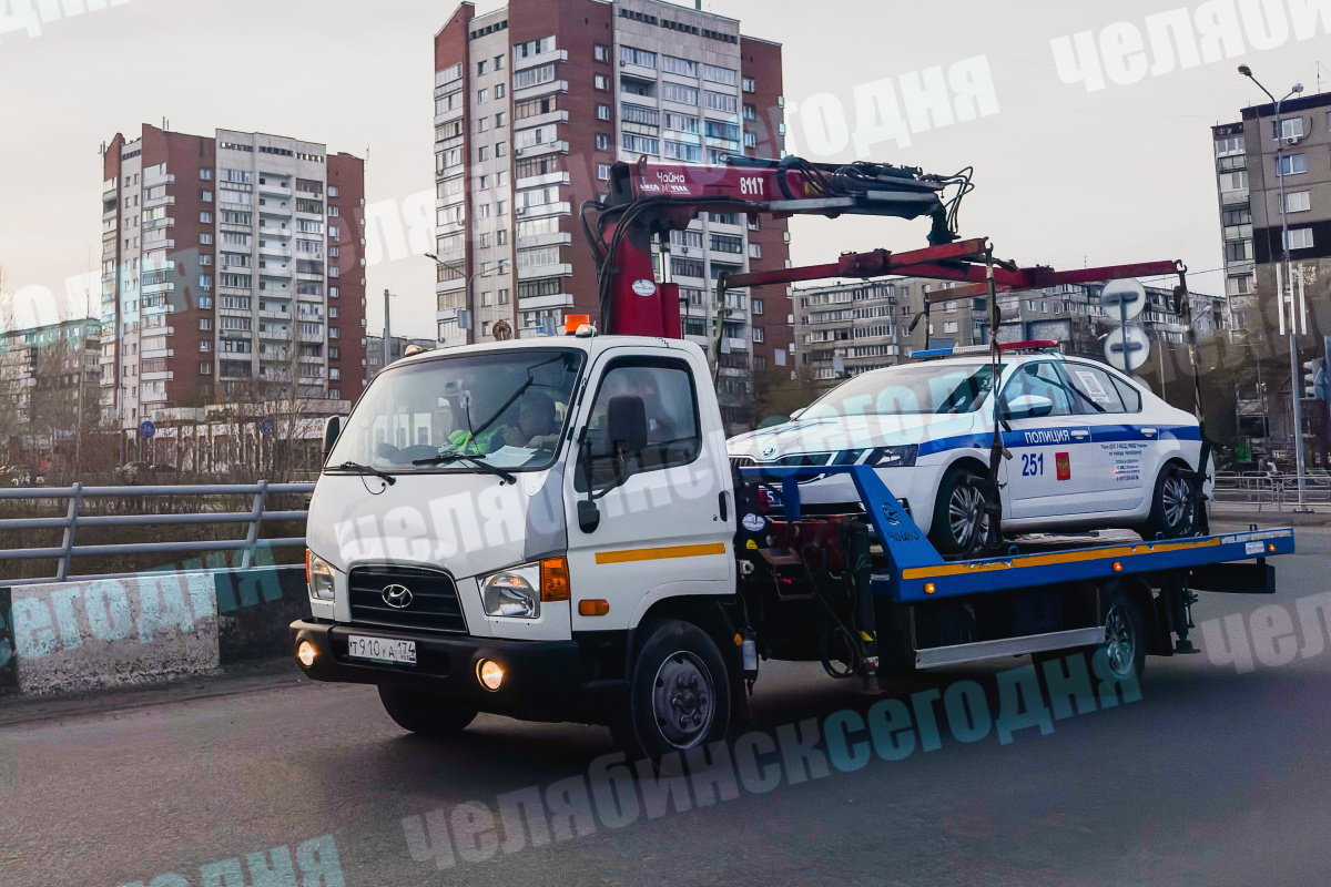 Челябинцев насмешил эвакуатор, увозящий полицейскую машину *