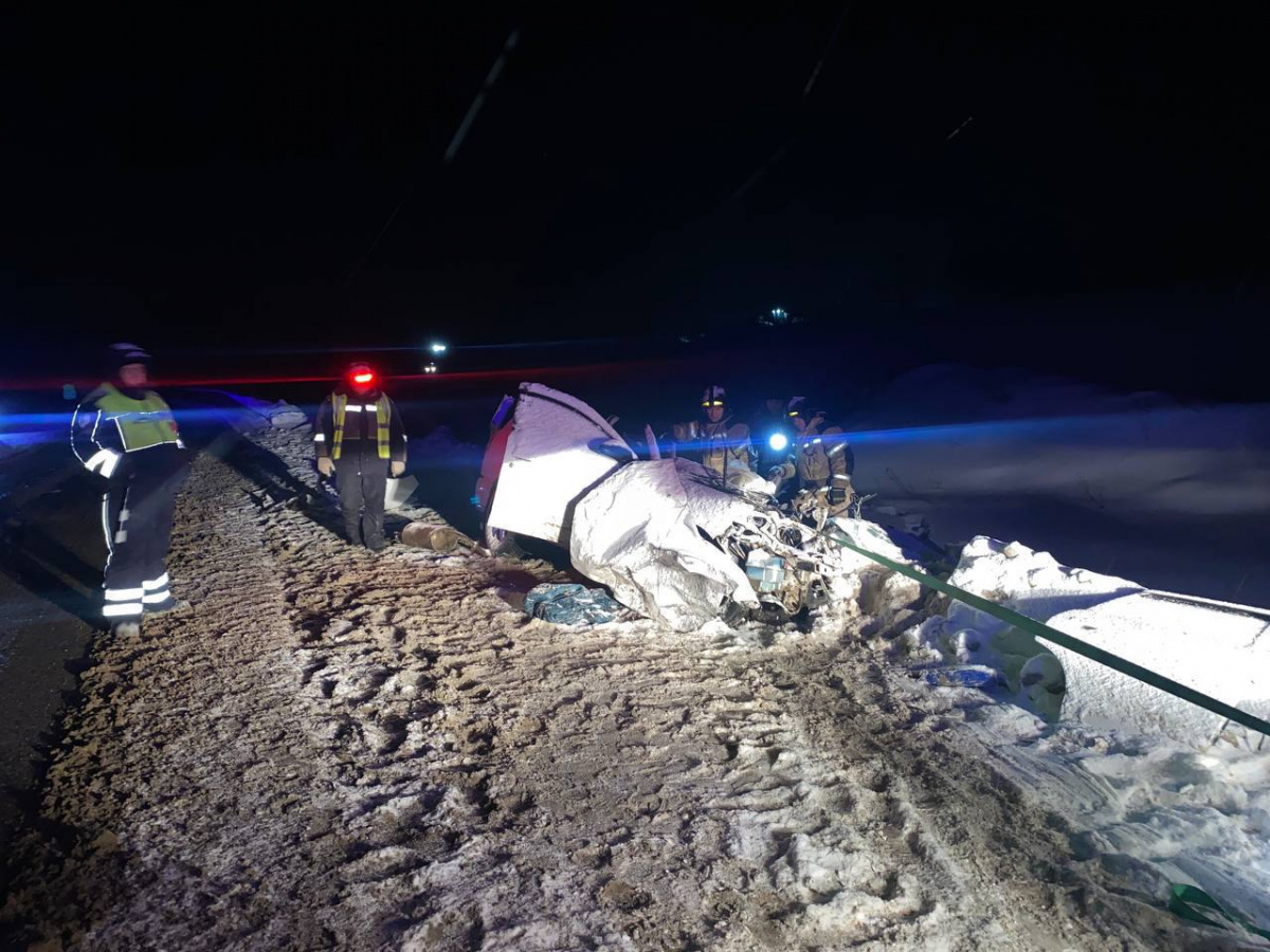 Nissan в снегопад попал в смертельное ДТП с фурой в Челябинской области*1