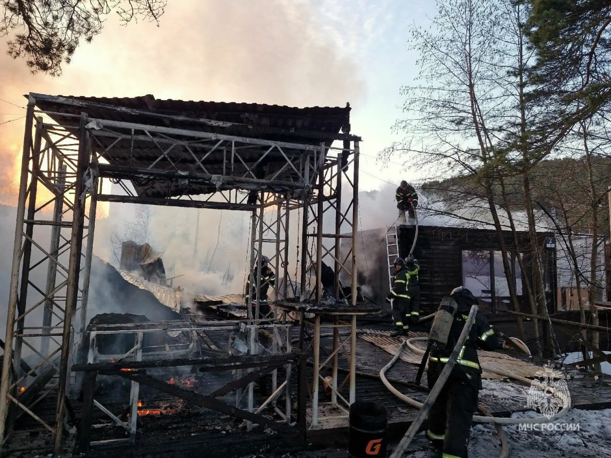 Двое парней погибли при пожаре в летнем кафе в Миассе*