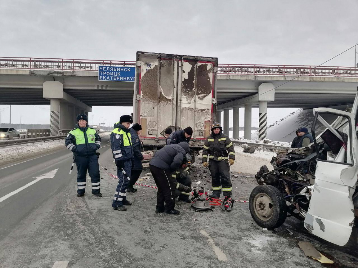 Водитель погиб при столкновении двух грузовиков на М5 в Челябинской области *