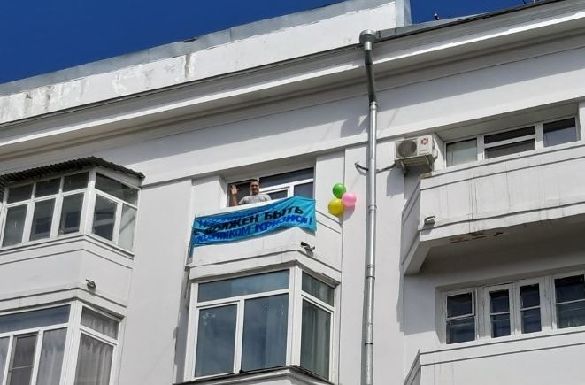В Челябинске первомайская демонстрация прошла на балконах