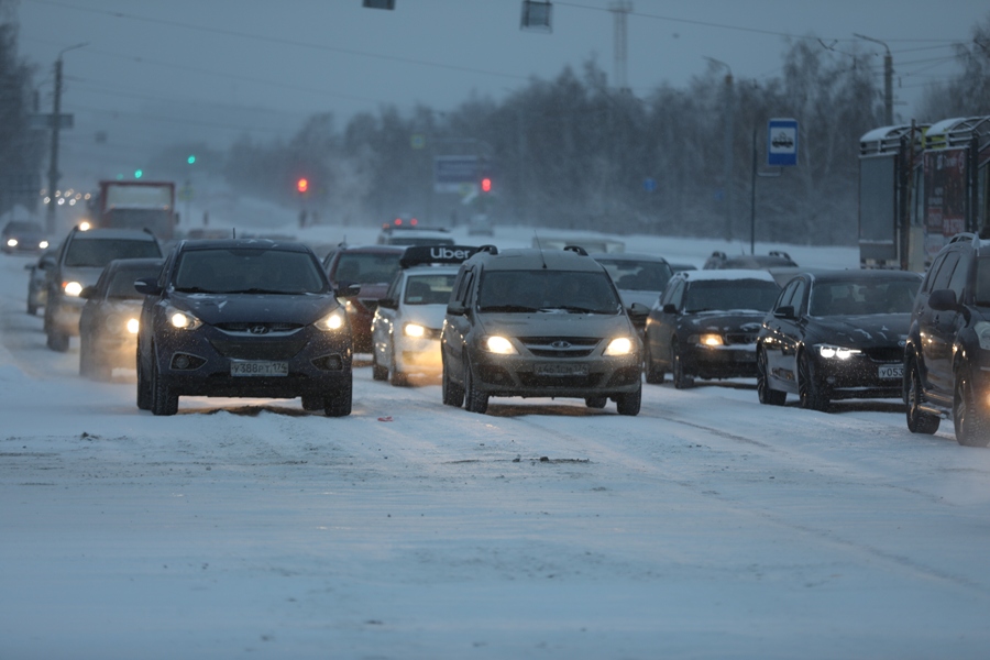 9-балльные автомобильные заторы сковали дороги в Челябинске*1