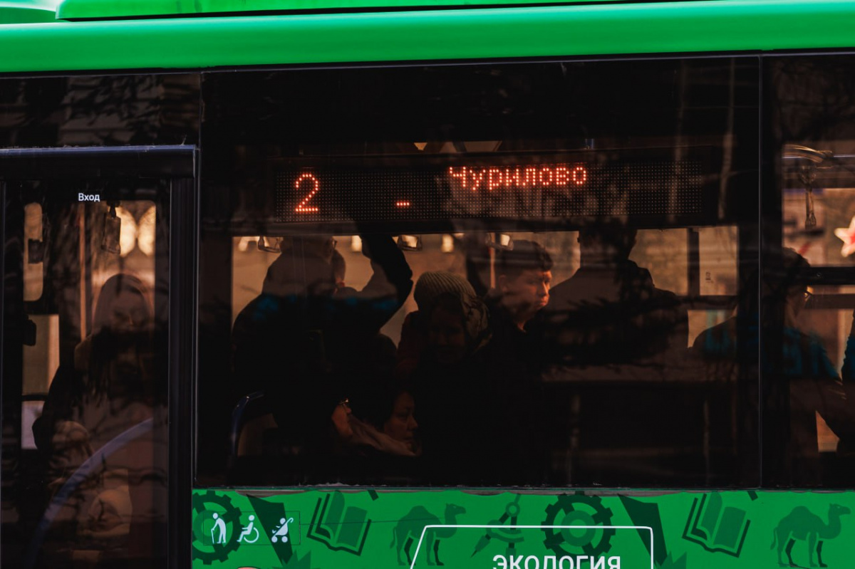 Мужчина и двое подростков подрались в автобусе Челябинска*1