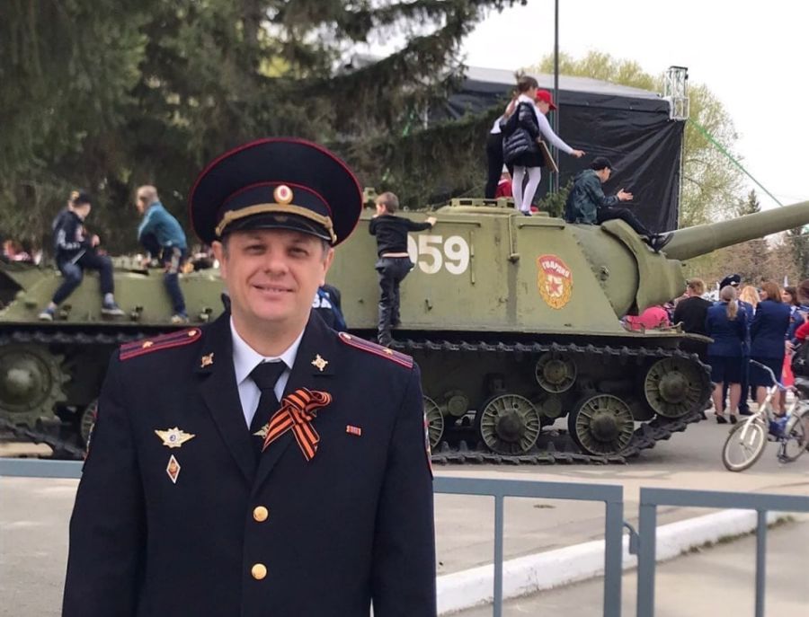 Челябинец поблагодарил сотрудника ГИБДД за помощь его матери*1