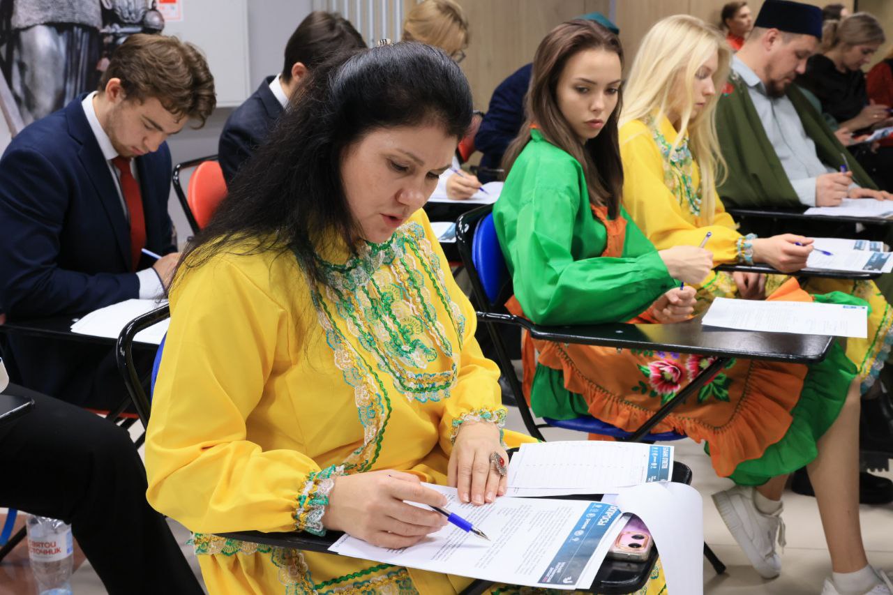 В народных костюмах за знаниями: челябинцы написали этнографический диктант