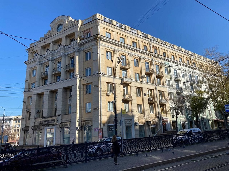 Здание с часами в центре Челябинска все еще не приведено в порядок