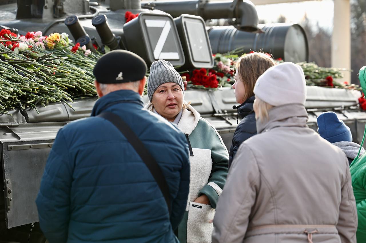 Общее горе: мемориал в Копейске засыпали цветами в память о погибших при взрыве