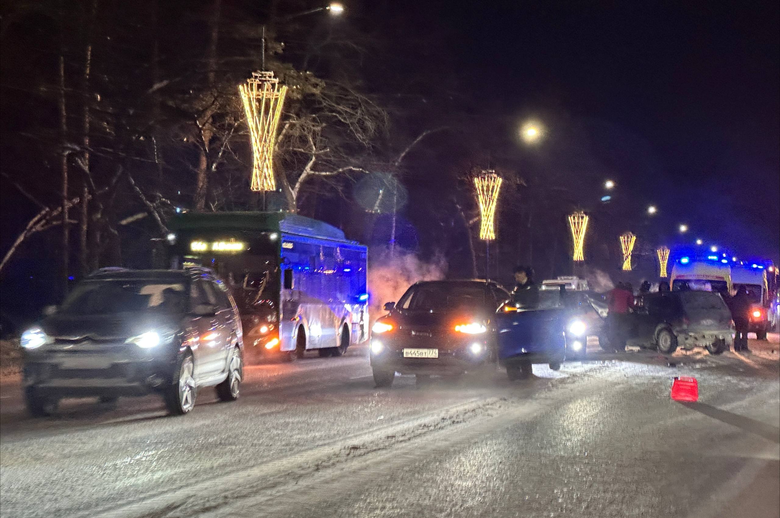 Жуткая массовая авария сковала улицу Худякова в Челябинске