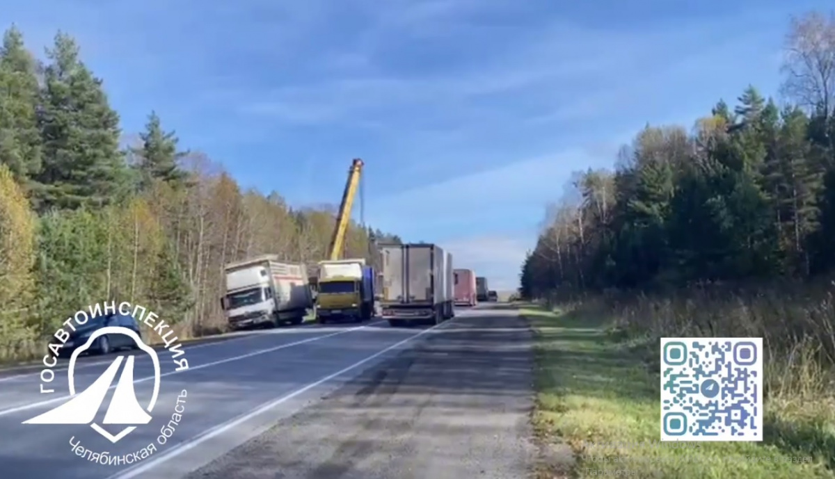 Проезд по трассе М5 под Усть-Катавом ограничили из-за грузовика в кювете*