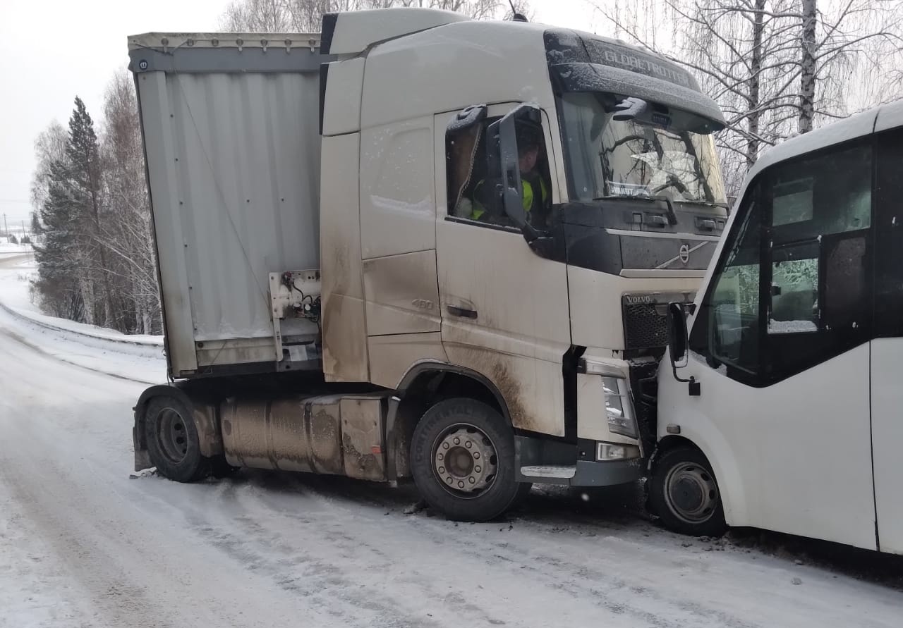 Прокуратура проверит обстоятельства ДТП с 9-ю пострадавшими в Усть-Катаве