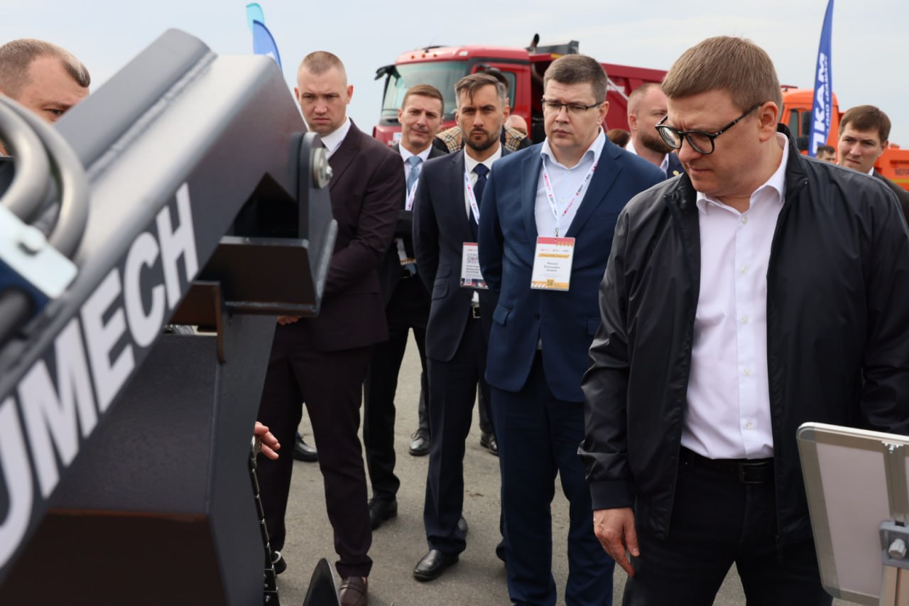 Алексей Текслер ознакомился с техникой будущего на выставке под Челябинском