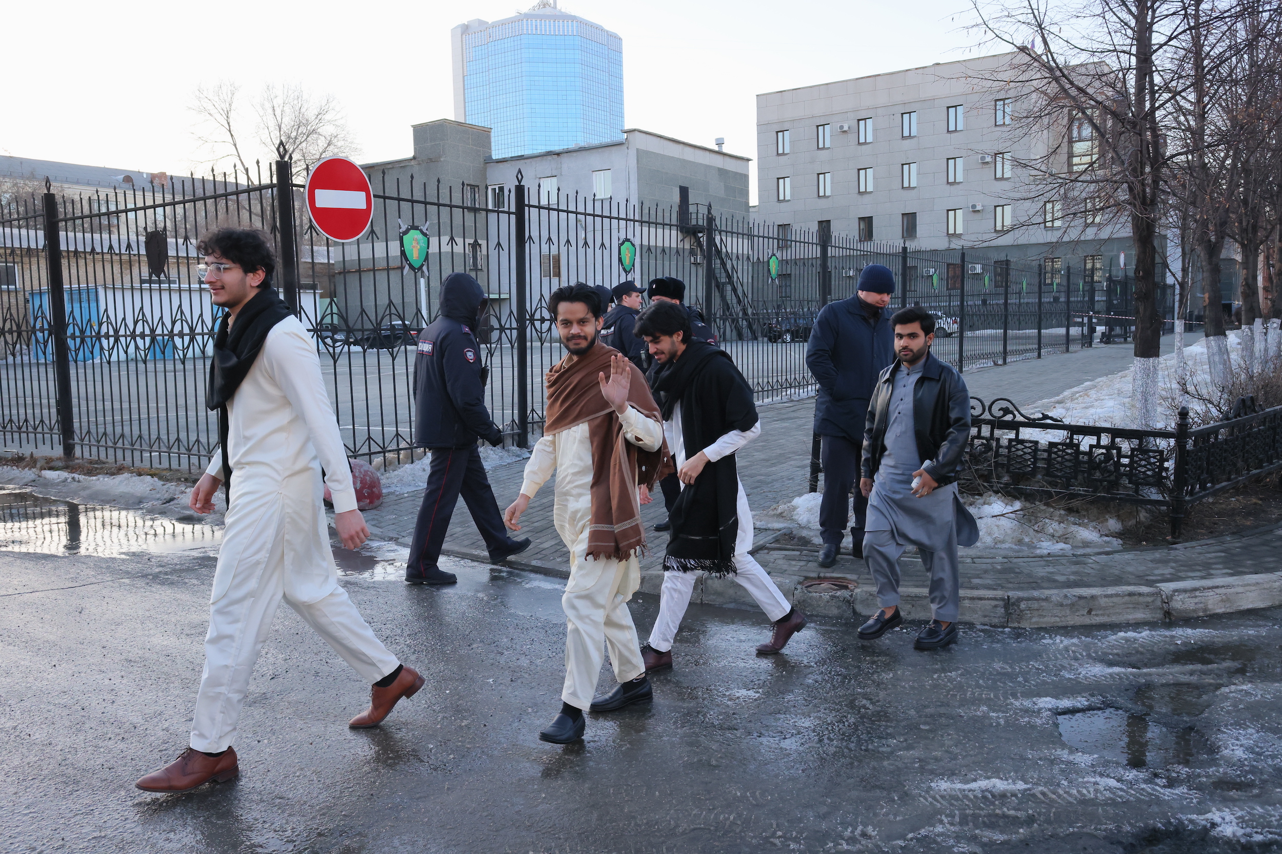 Появились фото сотни мусульман, совершивших намаз на улице Елькина в Челябинске