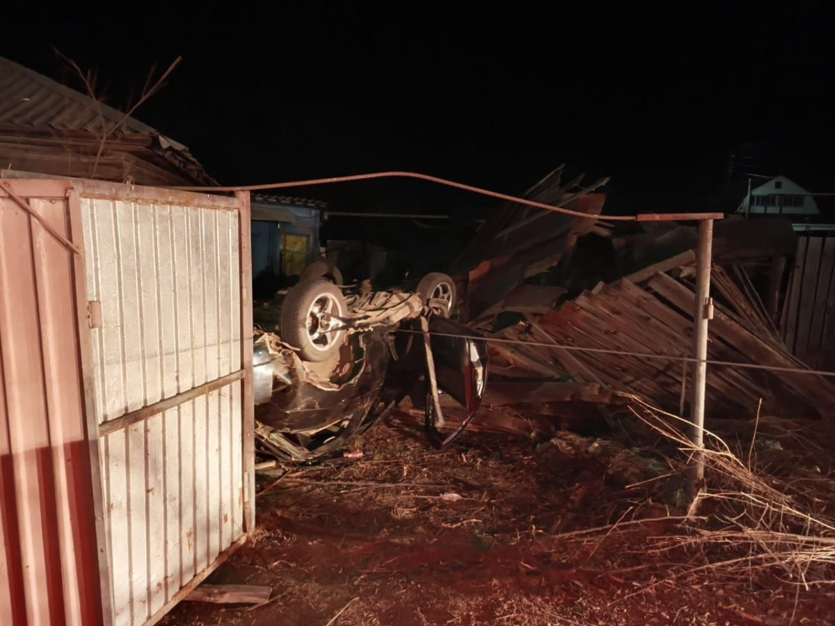 Парень на перевернутом ВАЗе снес забор дома в Челябинской области*