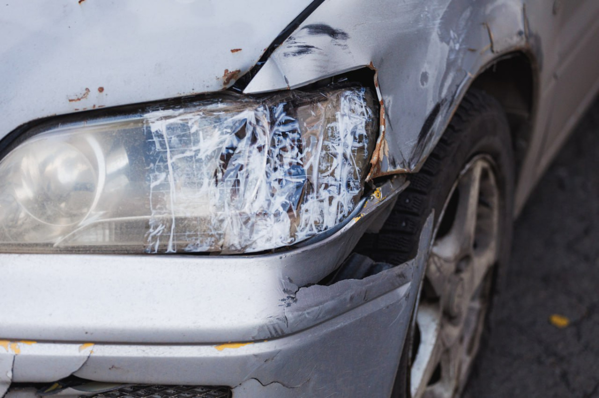 В Челябинске автомобиль вылетел на тротуар перед школой*1