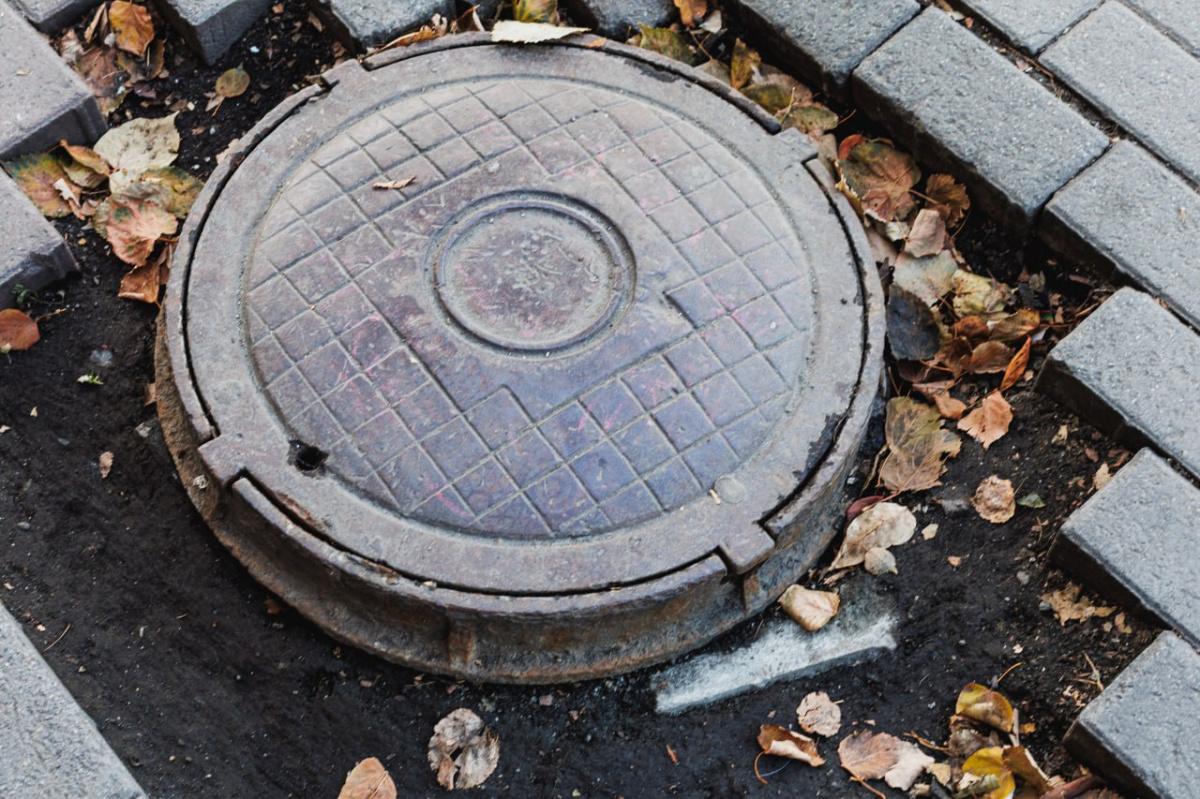 Челябинцев попросили сообщить об открытых люках*1