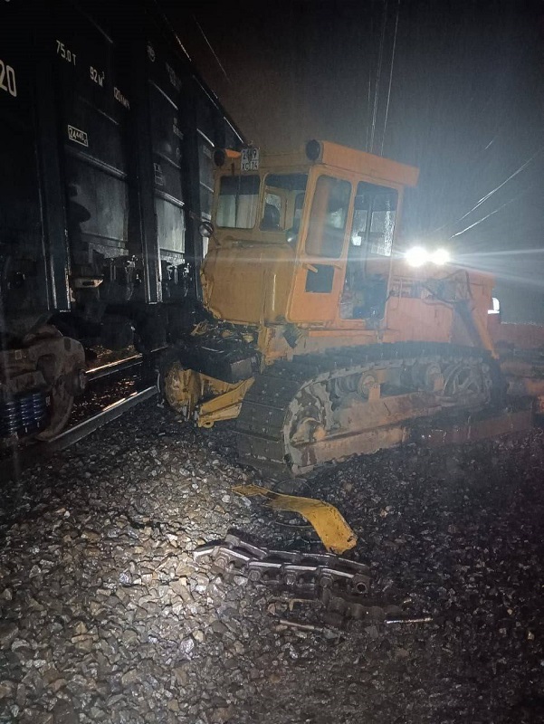 В Челябинской области возбудили дело из-за столкновения поезда с бульдозером
