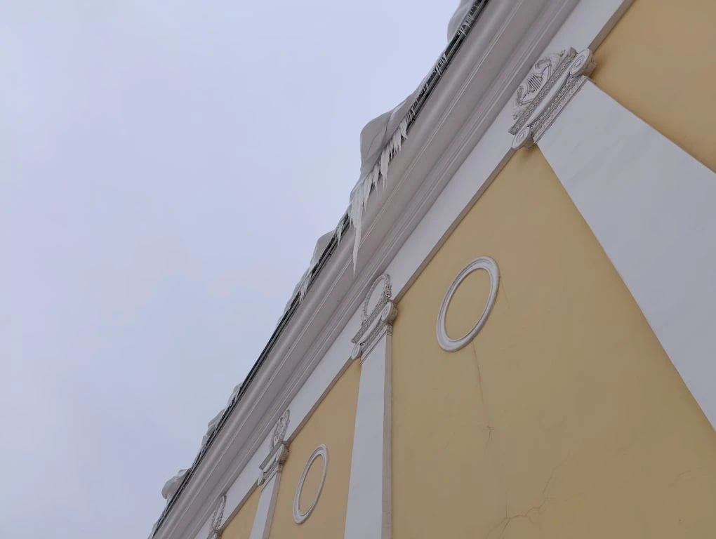 На здании филармонии в центре Челябинска появились опасные сосульки*