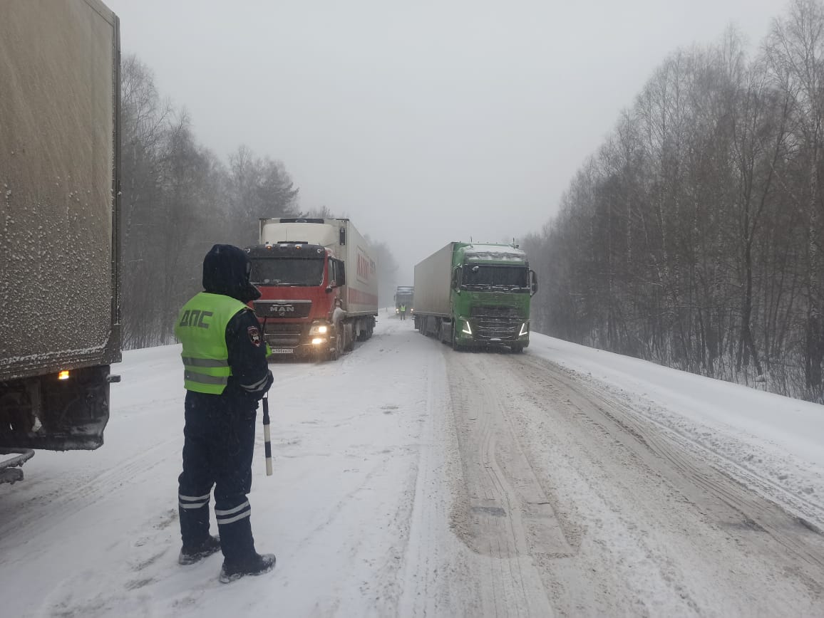 Трассу М-5 в Челябинской области из-за снега сковали пробки
