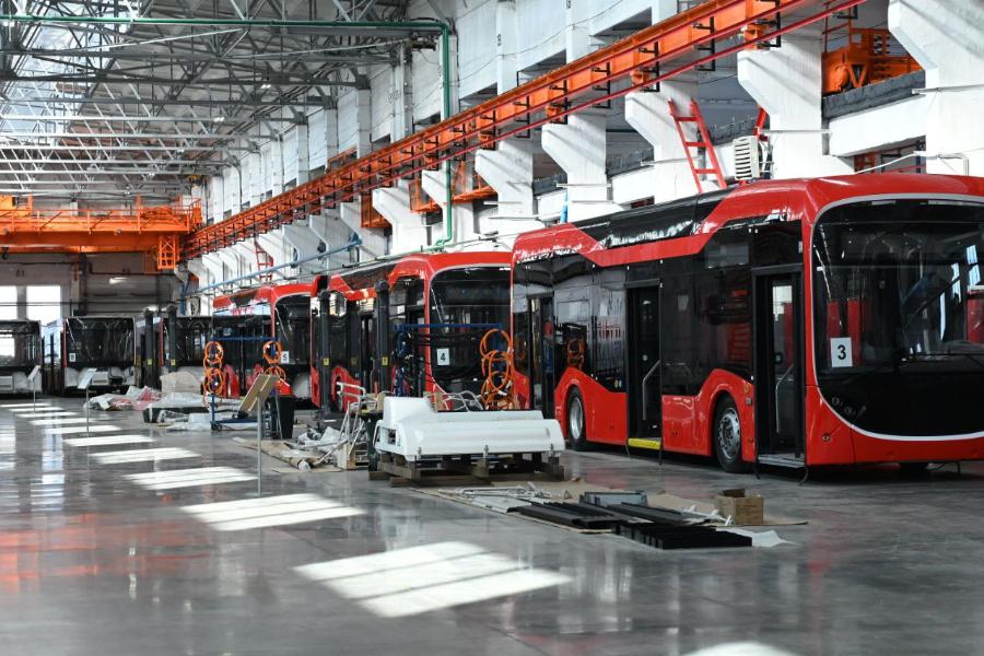 Серьезный пожар произошел на заводе троллейбусов в Челябинске*1