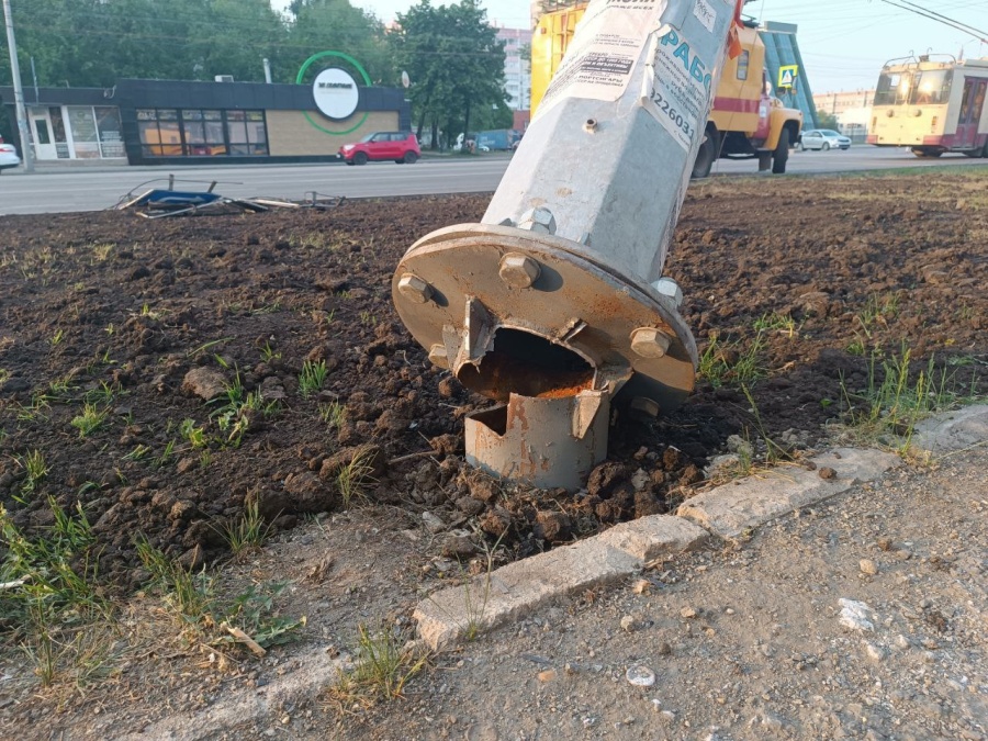 Троллейбус завалил электроопору на Комсомольском проспекте в Челябинске
