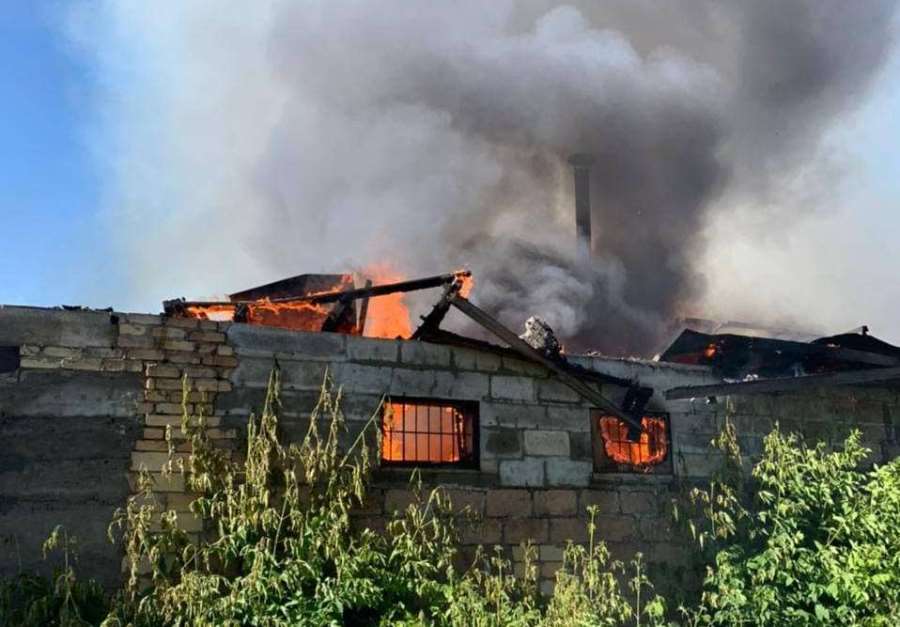 В Челябинске разом сгорели три частных дома