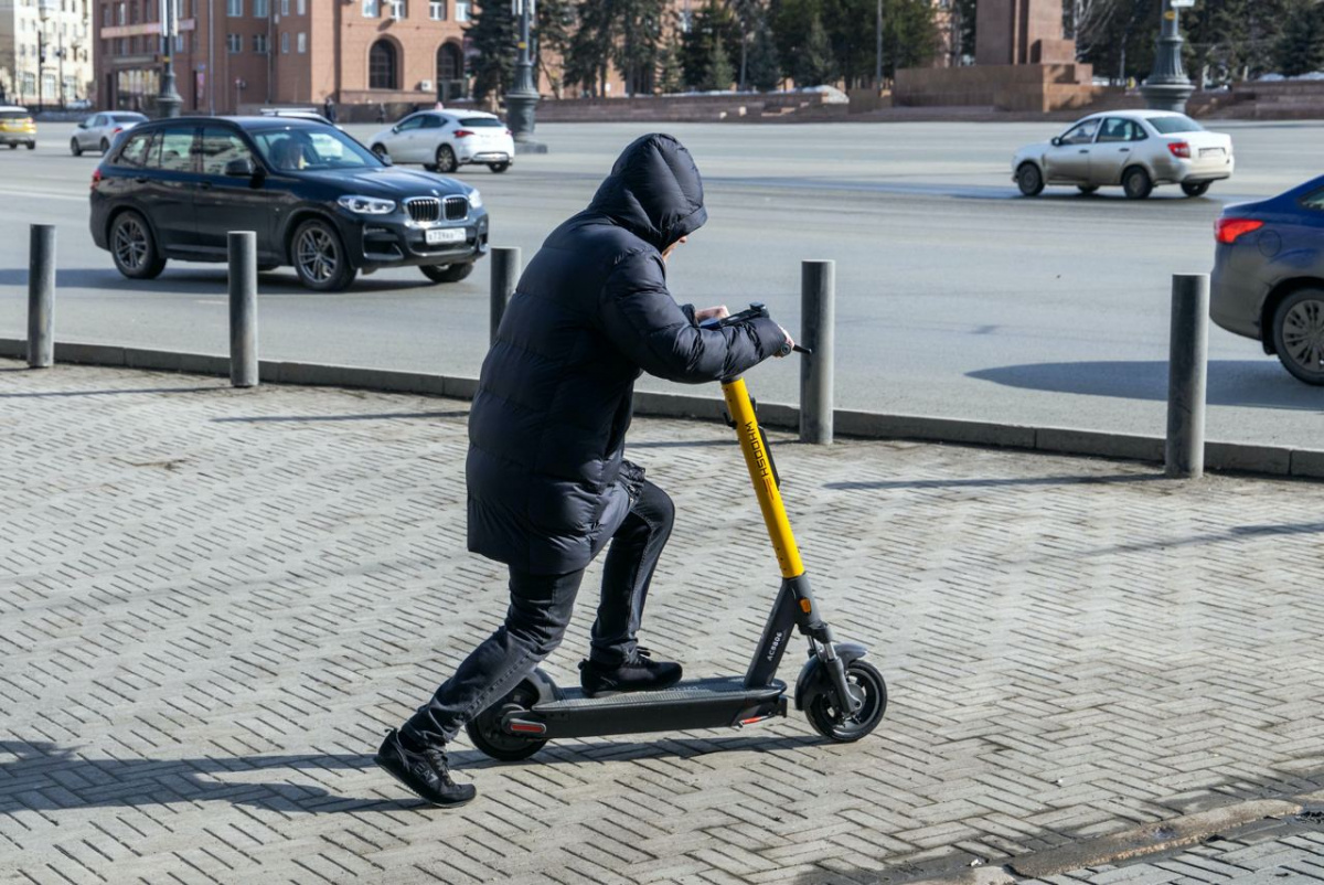 Магнитогорцы засняли увлекательную погоню полицейских за самокатчиком*1