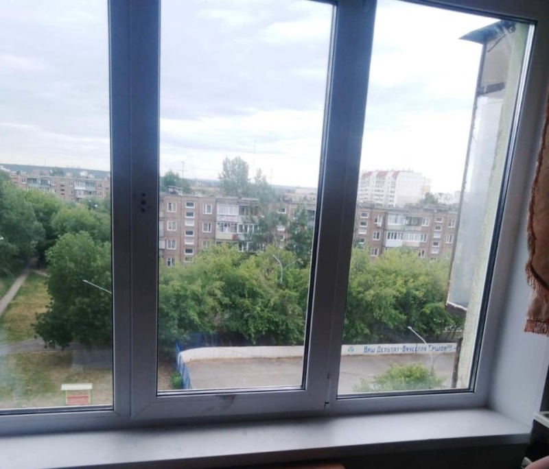 В Челябинске двое детей едва не выпали из окна шестого этажа